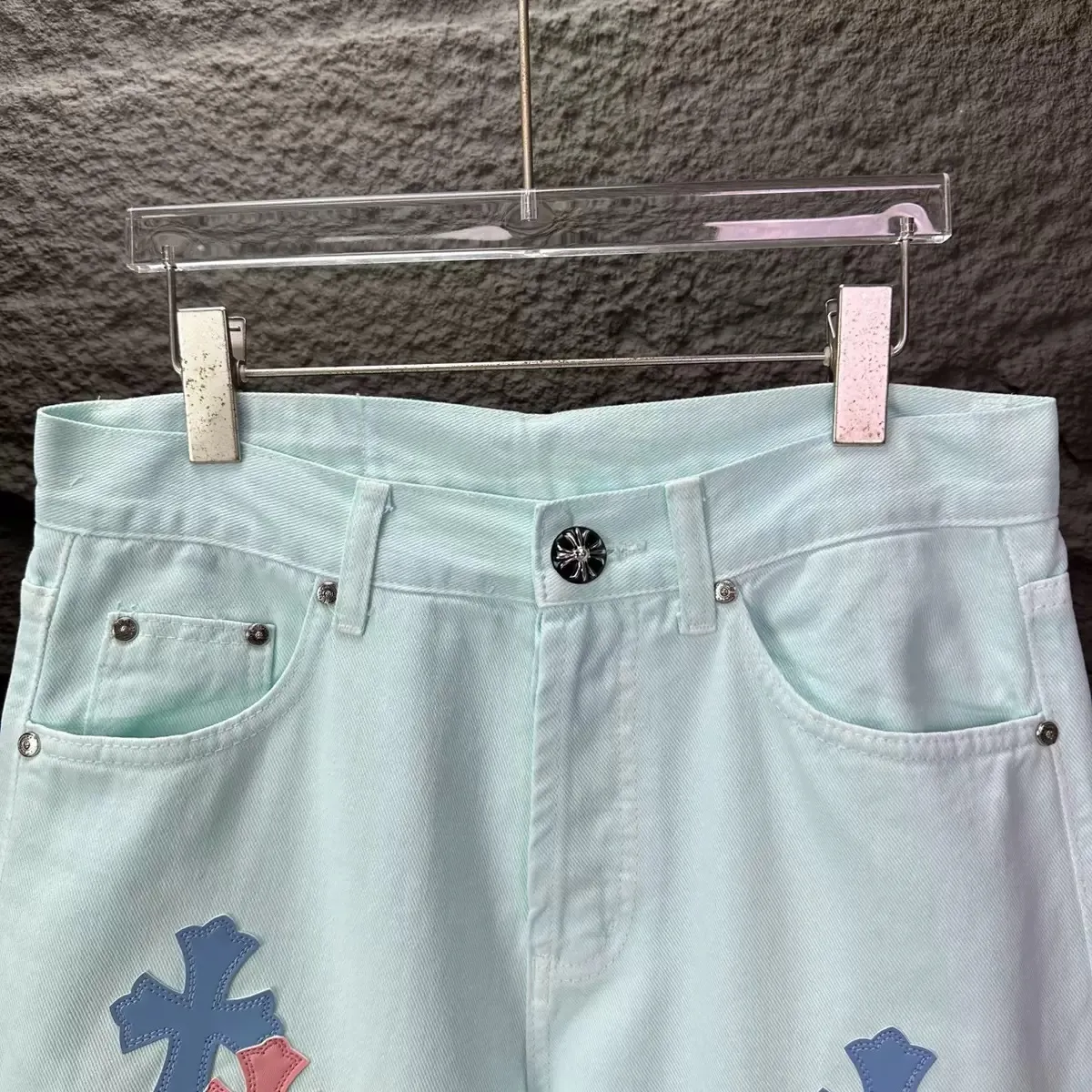 P270 💰 (Top version) CHROME HEARTS 25ss dopamine light blue cross-painted leather washed jeans - Full of exploring the ultimate in fashion, Chrome Hearts' new Chrome Hearts pants not only present a unique style, the fresh ice blue color looks particularly youthful and energetic. The mid-high waist design is paired with a lazy and casual style, which not only shows long legs but also maintains a casual feel. It is a must-have fashion choice for trendy men and trendy women. Color: Dopamine light blue Size: 28-30-32-34-36 (corresponds to S-M-L-XL-XXL)